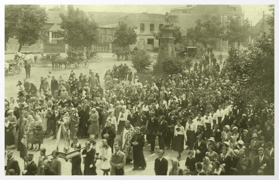 zdjęcie przedstawia procesję z lat 30-tych