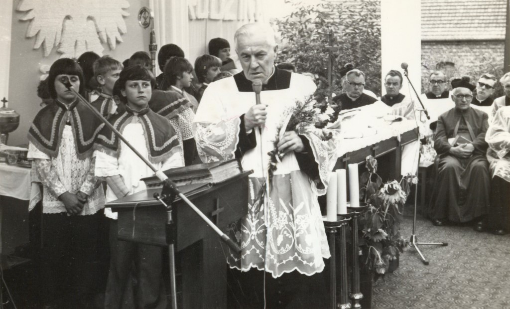 Ks. Wł. Swoboda przemawia do mikrofonu podczas uroczystości Nawiedzenia Cudownego Obrazu Matki Boskiej Częstochowskiej w roku 1978